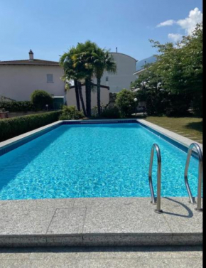 Camera privata con balcone giardino e piscina